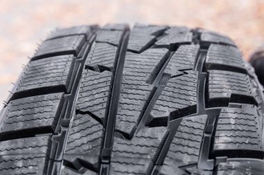 Parçası asimetrik agresif bulanık bir arka plan üzerinde araba lastik yakın çekim seçici odak, ve basmak