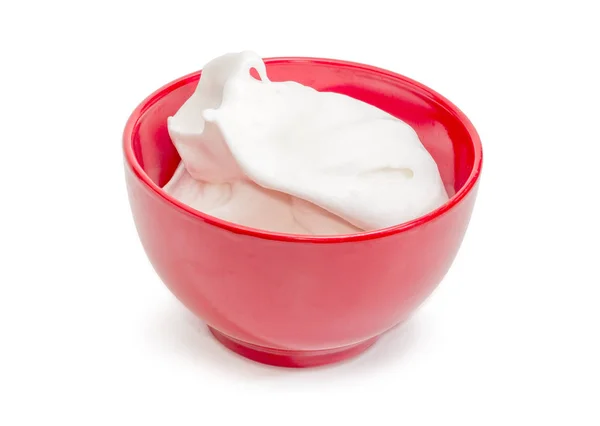 在白色背景的红色陶瓷碗中 用糖打蛋清做甜点准备 — 图库照片
