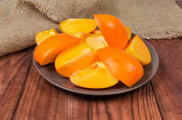 Slices Fresh Persimmon Fruits Brown Dish Dark Colored Wooden Rustic — Stock Photo, Image