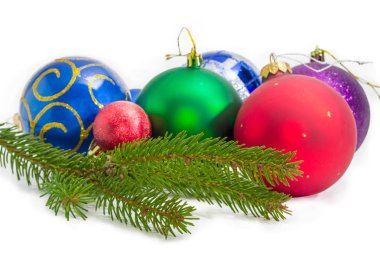 Beyaz bir arka plan üzerinde seçici odak farklı Noel top karşı Ladin dalı yeşil yaşam 