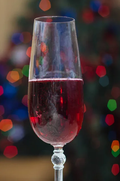 Frammento Bicchiere Vino Con Spumante Rosso Sfondo Sfocato Luci Natalizie — Foto Stock
