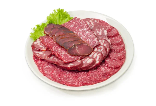 在白色背景上的白色菜肴上 用不同的烟熏和干烟熏香肠和生菜片切碎的干猪肉 — 图库照片