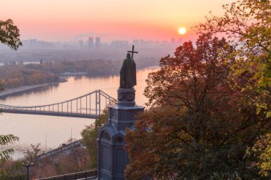 19. yüzyılda orta zemin karşı bina ve sonbahar, Kiev, Ukrayna rising sun city Dinyeper Nehri'nin inşa Aziz Vladimir anıt
