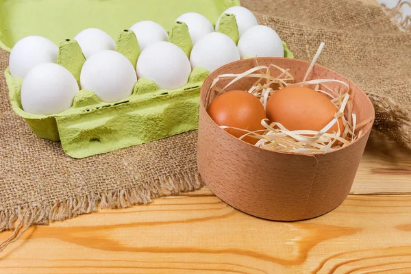 Uova Pollo Marrone Scatola Legno Rotonda Sfondo Uova Bianche Cartone — Foto Stock