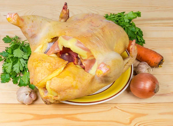 Pişmemiş Yıkılmış Karkas Broiler Tavuk Sebze Yeşillik Yakın Çekim — Stok fotoğraf