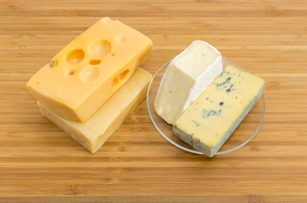 Mavi Peynir Brie Adet Cam Daire Orta Sert Sviçre Sert — Stok fotoğraf