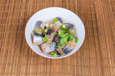 Kase üzerinde bambu masa mat füme uskumru dilimlenmiş