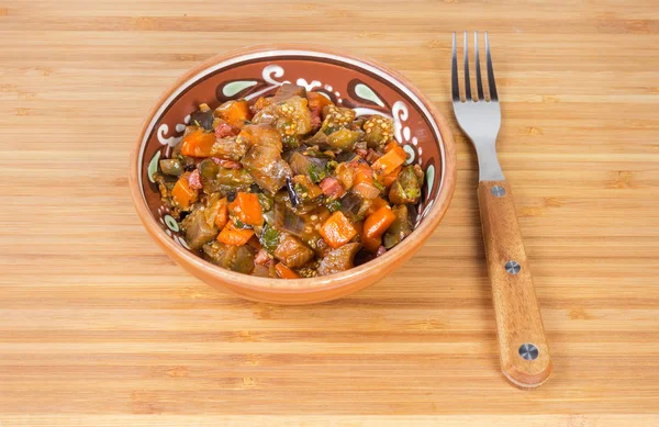 Aubergines Hachées Braisées Avec Autres Légumes Dans Bol Une Fourchette — Photo