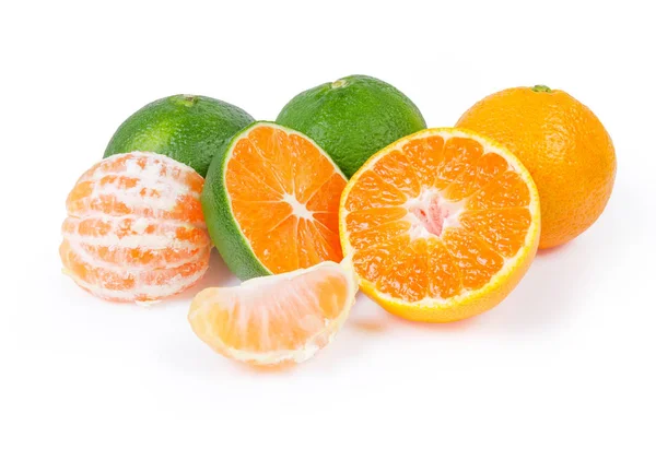 Completo Mitades Segmentos Mandarinas Verdes Maduras Naranjas Mandarina Ordinarias Sobre — Foto de Stock