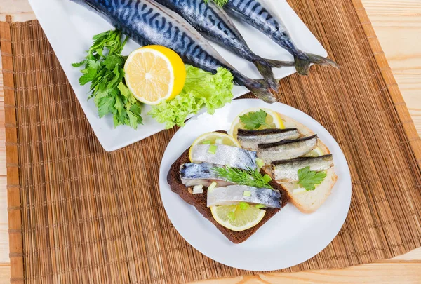 Twee Open Broodjes Met Plakjes Gezouten Atlantische Makreel Bewaard Gerookte — Stockfoto