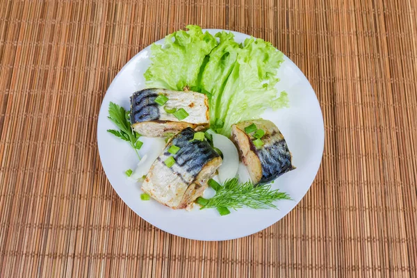 竹テーブル マットの上に白い皿にレタス タマネギと緑とサバのスライスしたパンの上から見る — ストック写真