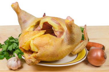 Pişmemiş yıkılmış karkas broiler tavuk, sebze, yeşillik yakın çekim