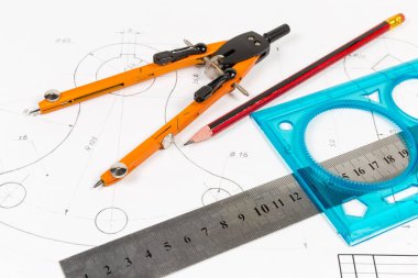 Yakın çekim seçici odak çizim bir eğitim kalem, farklı yöneticiler ve çizim eklemli çifti bir pergel üstten görünüm