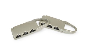 İki küçük Bagaj şifreli kilit üç dönen disklerle birlikte beyaz bir arka plan üzerinde yazılı rakamlar ile