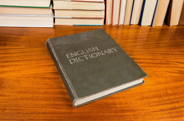 Régi Keménykötésű Dictionary Ruhát Terjed Egy Fából Készült Asztal Háttérben — Stock Fotó