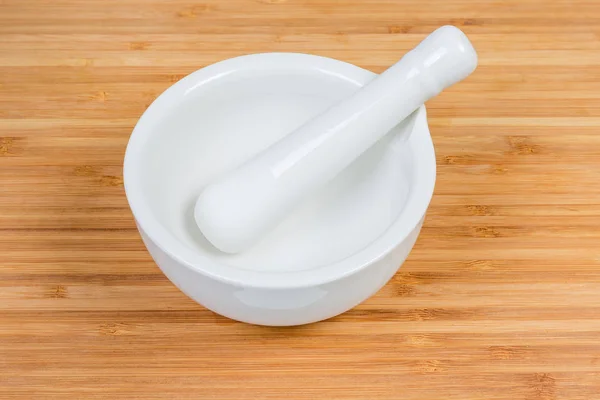 Boş Beyaz Porselen Mutfak Harç Havaneli Bambu Tahta Kesme Tahtası — Stok fotoğraf