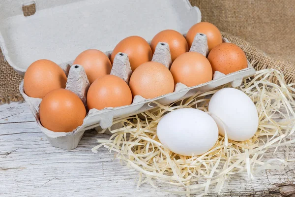 Œufs Poulet Bruns Dans Carton Ouvert Pâte Papier Recyclée Deux — Photo