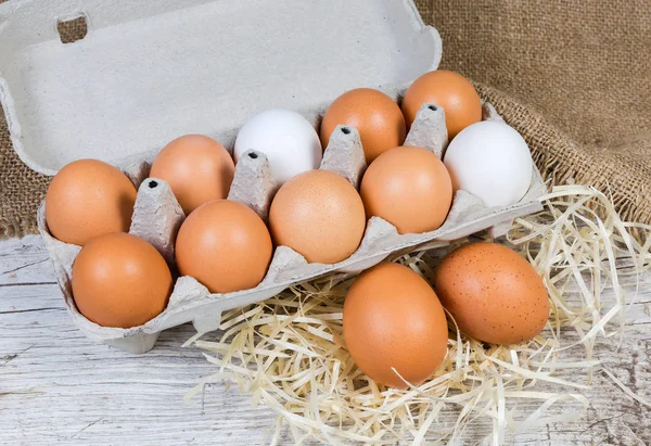 Œufs Poulet Bruns Blancs Dans Carton Ouvert Pâte Papier Recyclée — Photo