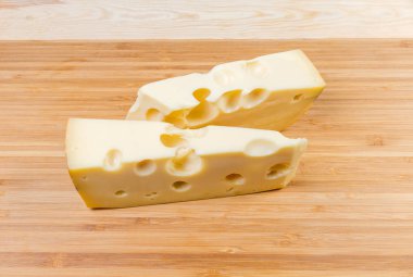 Büyük delikli peynir'ın gözleri Bambu tahta kesme tahtası olarak bilinen İsviçre tipi iki parça peynir