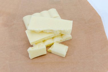 Seçici odak kağıt sarma üzerinde beyaz gazlı çikolata yakın çekim parçaları