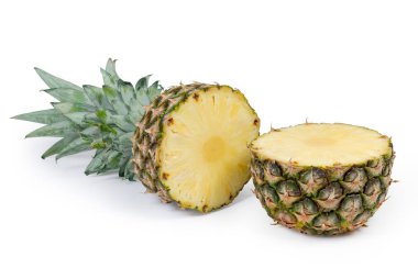 Beyaz bir arka plan üzerinde sert yaprakları tutam ile tamamlayan bir başka büyük taze olgun ananas kestirmeden