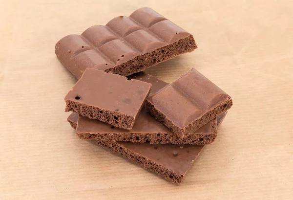 Morceaux Chocolat Aéré Lait Gros Plan Sur Papier Emballage — Photo