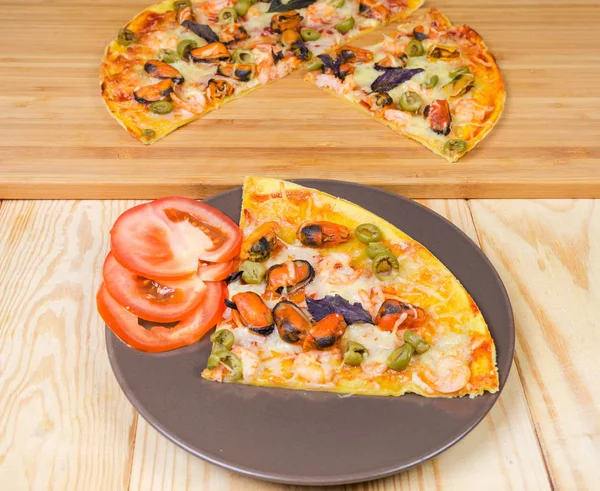 Pizzu Plody Moře Olivy Plátky Rajčat Hnědá Miska Pozadí Zbytku — Stock fotografie