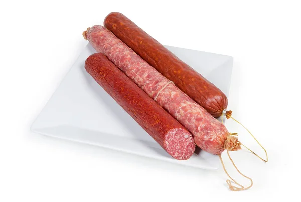 Salame Parcialmente Cortado Salsichas Defumadas Inteiras Secas Prato Quadrado Branco — Fotografia de Stock