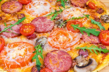 Seçici odak, farklı sosis, domates ve mantar yakın çekim ile pişmiş pizza parçası