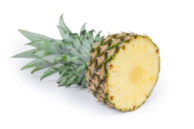 Büyük bütün taze olgun ananas ile beyaz bir arka plan üzerinde sert yaprakları tutam kestirmeden yarısı