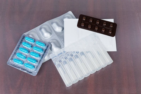 Varias Píldoras Medicamentos Polvo Líquidos Ampollas Otros Envases Una Mesa — Foto de Stock