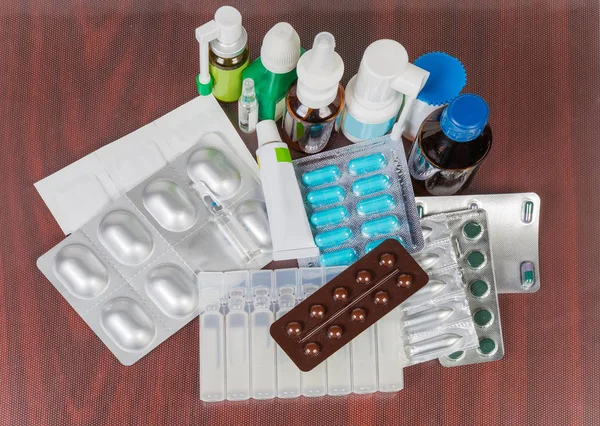 桌子上不同类型包装的各种药丸 喷雾剂 粉状和液体药物 — 图库照片