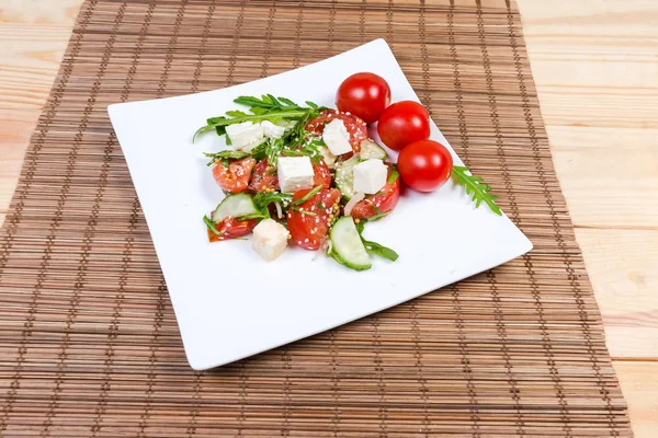 Insalata Pomodorini Freschi Tagliati Fette Cetrioli Mozzarella Rucola Pomodori Interi — Foto Stock