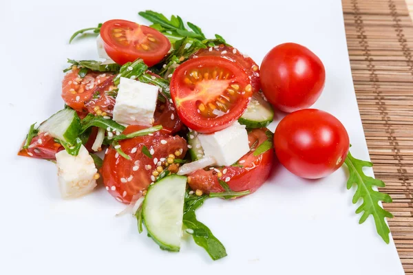 Salada Tomates Cereja Frescos Pepinos Mussarela Arugula Close Prato Branco — Fotografia de Stock