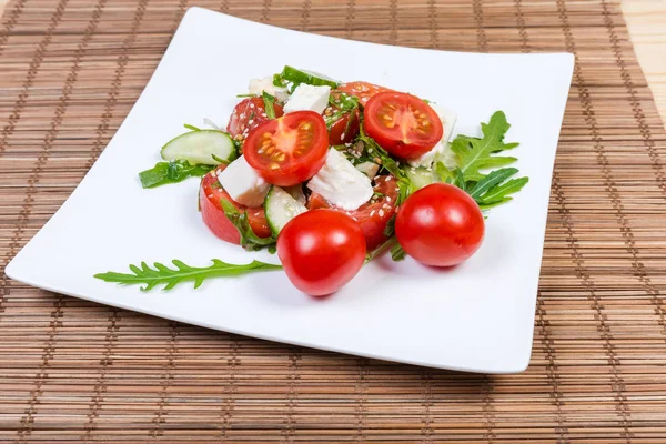 Salade Tomates Cerises Fraîches Concombres Mozzarella Roquette Sur Plat Carré — Photo