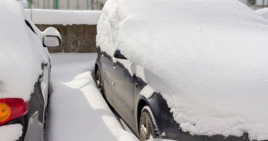İki yakın ağır grubunu otomobillerin yan parçalar parçası ile snowdrifts sonra kar fırtınası kaplı.