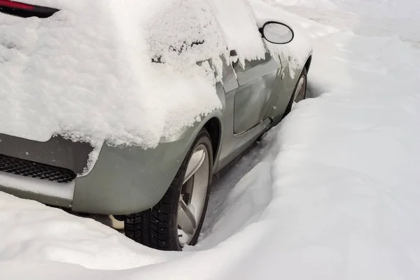 降雪后被雪覆盖的灰色汽车侧面的碎片 — 图库照片