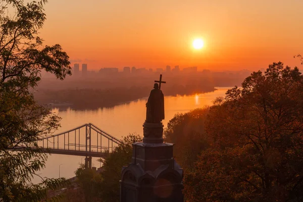 Saint Vladimir Monument Byggt Mitten 1800 Talet Mot Bakgrund Floden — Stockfoto