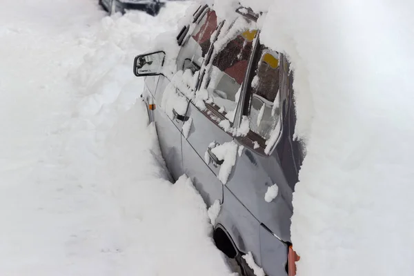 Kar Fırtınası Sonra Ağır Grubunu Gri Araba Yan Parçası Parçası — Stok fotoğraf