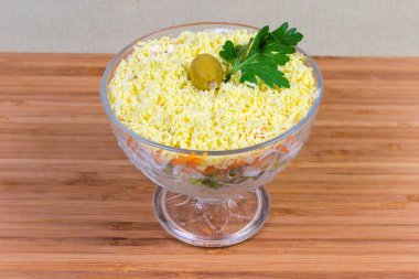 Haşlanmış yumurta ve sebze, peynir, balık salatası ufalanmış yumurta sarısı ile serpilir ve zeytin ve maydanoz, Sovyet sonrası Birleşik mutfaklarının Mimoza salatası, cam salata kasesi olarak bilinen süslenmiş