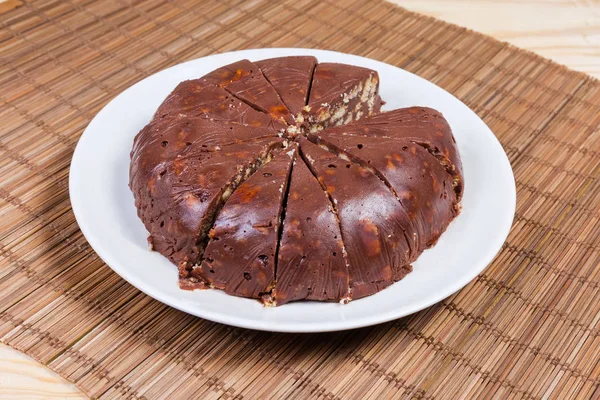 Ronde Chocoladetaart Spons Gesneden Witte Schotel Een Placemat Bamboe — Stockfoto