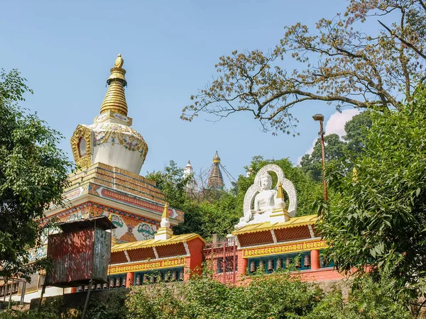 小さな仏塔と仏像スワヤンブナート寺院 カトマンズ ネパールの背景に Swayambu の丘の南東の麓で — ストック写真