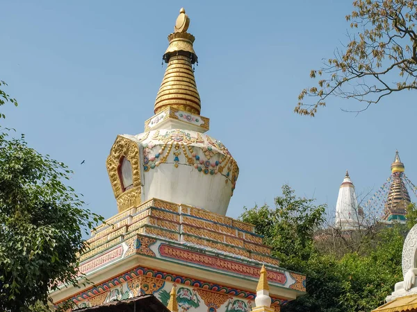 スワヤンブナート寺院 カトマンズ ネパールの背景に Swayambu の丘の南東の麓の小さな仏塔 — ストック写真