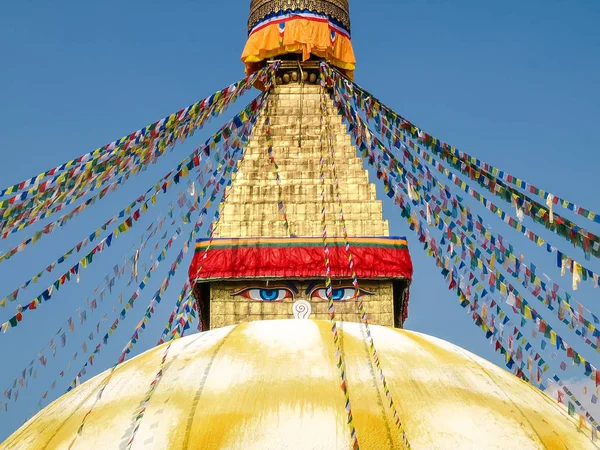 วนของบ ดาฮา ปาท สายฟ าและดวงตาของพระพ ทธเจ าบนฐานของสายฟ าบนพ นหล งของธงการสวดมนต — ภาพถ่ายสต็อก