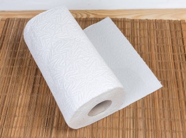 İki parça kağıt havlu çarşaf yırtma ile rulo ahşap bambu masa mat üzerinde