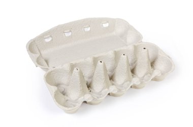 Geri dönüşümlü kağıt hamuru beyaz bir arka plan üzerine açık boş yumurta kartonu on yumurta için yapılmış