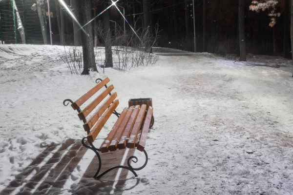 Éjszaka Sikátorban Téli Nyilvános Parkban Padon Készült Gerendák Kovácsolt Acél — Stock Fotó