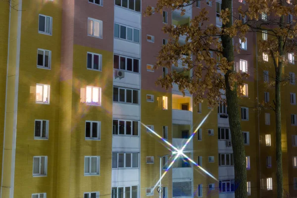 Vista Nocturna Del Fragmento Edificio Residencial Moderno Varios Pisos Robles — Foto de Stock