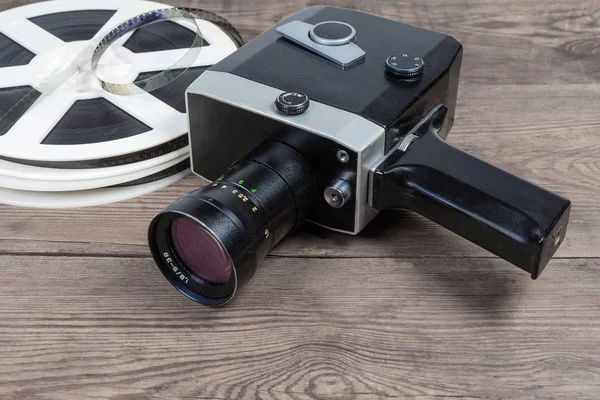 빈티지 아마추어 카메라는 표면에 형식의 선택적 초점에는 릴의에 모터에 — 스톡 사진