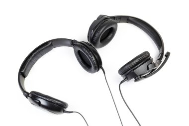 Üstten Görünüm siyah yüksek duyarlılıklı kulaklık ve kulak hoparlörler tam boy kulaklık kaybetmek-up üzerinde beyaz bir arka plan ile kablolu